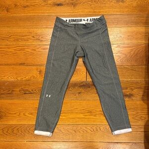 Under Armour Woman’s Medium 7/8 Gray and White Leggings